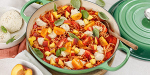 Beitragsbild des Blogbeitrags SOMMERPASTA-PARTY FÜR ALLE- vegan & glutenfrei! Tomaten-Spaghetti mit Pfirsichstückchen und Cashew-Mozzarella