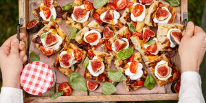 Beitragsbild des Blogbeitrags TRAUMBROT-WÜRFEL & POPEIA-LIEBE! Focaccia mit Feigenkonfitüre-Zwiebeln und Ziegenfrischkäse