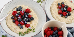 Beitragsbild des Blogbeitrags WOHLIG WARME MILCHREIS-LIEBELEI! Süßes Kokos-Risotto mit Vanille und marinierten Beeren