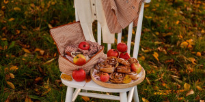 Beitragsbild des Blogbeitrags HYGGELIGES ANKOMMEN! Apfel-Zimtschnecken mit Dattelbutter + Serendipity Organics Herzensempfehlung