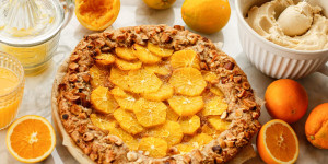 Beitragsbild des Blogbeitrags ECHTE BIO-ORANGEN VON GEBANA! Orangen-Galette mit Paranuss-Frangipane & cremiges Vanille-Kokoseis