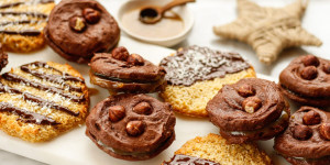 Beitragsbild des Blogbeitrags ADVENTBÄCKEREI MIT NATURATA! Vanille-Kokos-Cookies mit Schokolade & Brownie-Cookies mit Vanillekaramell 