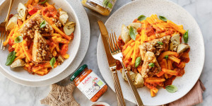 Beitragsbild des Blogbeitrags LASELVA-ADVENTSMENÜ HAUPTSPEISE! Cremige Kürbis-Srozzapreti mit gebackenem Nuss-Schafkäse und Artischocken
