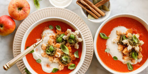 Beitragsbild des Blogbeitrags LASELVA-ADVENTSMENÜ VORSPEISE! Weihnachtliche Tomatensuppe mit Basilikum-Sternen