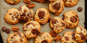 Beitragsbild des Blogbeitrags LIEBLINGS-CHOCOLATE-CHIP-COOKIES & wie wir mit gebana die Wertschöpfung von Kakao erhöhen können 