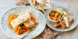 Beitragsbild des Blogbeitrags LASELVA-ADVENTSMENÜ DESSERT! Cantuccini-Honig-Parfait mit warmen Vanille-Pfirsichkompott & Caffé 