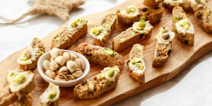 Beitragsbild des Blogbeitrags MEIN GESCHENK AN MICH SELBST! Pistazien-Cantuccini – so knuspern wir uns glücklich durch die Weihnachtszeit