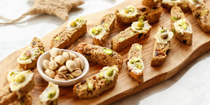 Beitragsbild des Blogbeitrags MEIN GESCHENK AN MICH SELBST! Pistazien-Cantuccini – so knuspern wir uns glücklich durch die Weihnachtszeit 