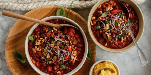 Beitragsbild des Blogbeitrags EIN AROMATISCHER WINTERGARANT FÜR GLÜCKLICHE BÄUCHE! Wärmendes Bohnen-Chili mit dunkler Schokolade