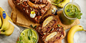 Beitragsbild des Blogbeitrags GEBANA – gerechte Bananen! Himmlisch saftiges Bananenbrot mit Schokolade und Himbeeren  & grüner Lieblingssmoothie 