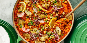 Beitragsbild des Blogbeitrags BUNTE URLAUBSGEFÜHLE AUCH IM WINTER! Veggie-Paella mit Artischocken und Kichererbsen
