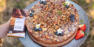 Beitragsbild des Blogbeitrags EIN SÜSSES PRACHTSTÜCK FÜRS OSTERFEST! Bienenstich-Torte mit dunkler Nougatcreme 