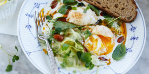 Beitragsbild des Blogbeitrags FRÜHLINGSBRUNCH VOM FEINSTEN! Pochierte Eier mit Olivenöl auf Dill-Zitronenjoghurt mit Gurkensalat, Spinat und Brunnenkresse 