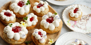 Beitragsbild des Blogbeitrags FEINER FRÜHLINGSGRUSS! Oster-Scones-Küchlein mit Limetten-Vanille-Creme und Erdbeer-Konfitüre 