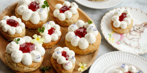 Beitragsbild des Blogbeitrags FEINER FRÜHLINGSGRUSS! Oster-Scones-Küchlein mit Limetten-Vanille-Creme und Erdbeer-Konfitüre