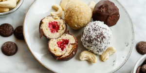 Beitragsbild des Blogbeitrags ANGRY GORILLA STATT OSTERHASE! Kämpfen wir für ein griffiges Lieferkettengesetz! + ein Rezept für Schoko-Cashew-Kugeln mit Himbeerkern