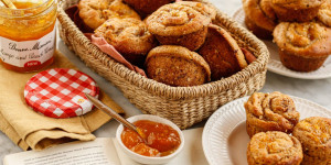 Beitragsbild des Blogbeitrags EINLADUNG ZUM SÜSSEN OSTERBRUNCH! Dinkel-Brioche Muffins mit Haselnusskruste und Mango-Pfirsich-Konfitüre 