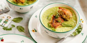 Beitragsbild des Blogbeitrags GARTENFRISCHE IN DER SUPPENSCHÜSSEL! Grüne Frühlingssuppe mit Fenchel-Kaspressknödel