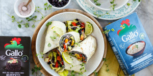 Beitragsbild des Blogbeitrags KUNTERBUNTE FEIERLAUNE! Reis Burritos mit schwarzer Bohnencreme, gerösteten Süßkartoffel-Paprikawürfel, Avocado und Apfel