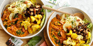 Beitragsbild des Blogbeitrags AROMATISCHE FEEL-GOOD-BOWL! Rote Linsen Dal mit Spinat, Kurkuma-Karfiol, Tamari-Auberginen und gekochter Hirse