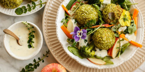 Beitragsbild des Blogbeitrags EINFACH KUNTERBUNT GESUND! Brokkoli-Reisbällchen mit knackigem Frühlingssalat und Joghurtdressing 