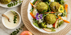 Beitragsbild des Blogbeitrags EINFACH KUNTERBUNT GESUND! Brokkoli-Reisbällchen mit knackigem Frühlingssalat und Joghurtdressing