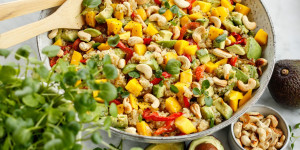 Beitragsbild des Blogbeitrags WELTWEIT SAISONAL MIT GEBANA! Quinoasalat mit Mango, Avocado, geröstete Cashews, Paprika und Brunnenkresse 