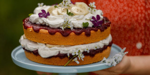 Beitragsbild des Blogbeitrags MUTTERTAGS-TÖRTCHEN ZUM VERLIEBEN! Naked Cake mit Himbeer-Konfitüre, Bananen und Vanillecreme