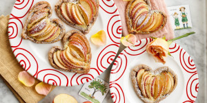 Beitragsbild des Blogbeitrags EINE KLEINE AUFMERKSAMKEIT ZUM REINBEISSEN! Apfel-Herzen mit Dinkelvollkornteig und Zimtzucker