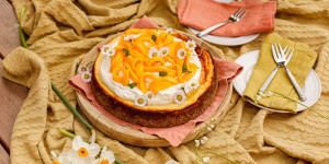 Beitragsbild des Blogbeitrags SONNIGES FRÜHLINGSERWACHEN MIT SERENDIPITY ORGANICS! Himmlisch cremiger Mango-Cheesecake mit Mohnboden 