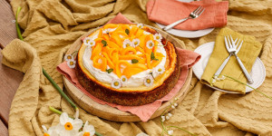Beitragsbild des Blogbeitrags SONNIGES FRÜHLINGSERWACHEN MIT SERENDIPITY ORGANICS! Himmlisch cremiger Mango-Cheesecake mit Mohnboden