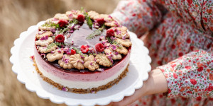 Beitragsbild des Blogbeitrags MUTTERTAGS-TRAUMTORTE! Cremige Himbeertorte mit weißer Schokolade und ‚Durch die Blume‘-Keksboden