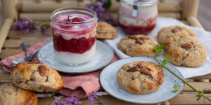 Beitragsbild des Blogbeitrags WALDBADEN IM FRÜHLING! Rhabarber-Lieblingsdessert & Dinkel-Rhabarber-Scones und eine besondere Fair Fashion Empfehlung 