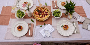 Beitragsbild des Blogbeitrags TERASSEN-LUNCH MIT LINEN TALES! Rote Rüben-Quiche mit Frühlingszwiebel, Ziegenkäse und Mandeln