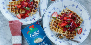 Beitragsbild des Blogbeitrags DER SÜSSE MUTTERTAGS-BRUNCH KANN KOMMEN! Milchreis-Waffeln mit weißer Schokolade und Erdbeer-Ragout