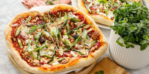Beitragsbild des Blogbeitrags ELISE UND ICH BACKEN UNS IN DEN PIZZA-HIMMEL! Spargelpizza mit Ziegenkäse und Honig-Walnüsse