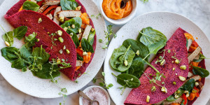 Beitragsbild des Blogbeitrags BUNTER GUTE LAUNE TELLER! Rote Bete Crêpes mit Süßkartoffel-Creme, mariniertem Tofu und Spinatsalat