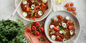 Beitragsbild des Blogbeitrags SCHNELLES REIS-VERGNÜGEN MIT RISO GALLO! One Pot Tomatenreis mit Basilikum und Mozzarella