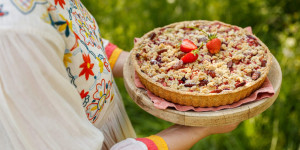 Beitragsbild des Blogbeitrags KUNTERBUNTE SOMMERGEFÜHLE MIT SANTA LUPITA! Lieblings-Streuseltarte mit Obst und Vanillecreme 