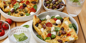 Beitragsbild des Blogbeitrags GEMEINSAM DEN SOMMER GENIESSEN! Fluffiges Kartoffel-Fladenbrot mit Kalamata-Oliven, Tomaten und Ziegenkäse
