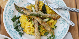 Beitragsbild des Blogbeitrags URLAUBSGEFÜHLE MIT RISO GALLO BONTA PRONTE! Risotto Milanese mit gebackenem Parmesan-Spargel