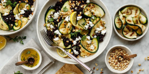 Beitragsbild des Blogbeitrags DER SOMMER RUFT NACH REIS-SALATEN! Lauwarmer Zucchinisalat mit Nero-Reis und gerösteten Pinienkernen