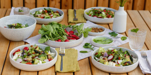 Beitragsbild des Blogbeitrags SANFTE KERAMIK-LIEBE MIT ONOMAO! Grüner Kartoffelsalat mit Radieschen, Mozzarella, Mandeln und Thunfisch
