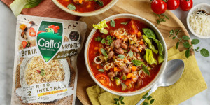 Beitragsbild des Blogbeitrags UNSERE LIEBSTE SOMMERSUPPE! Vollkornreis-Minestrone mit Tomaten, Bohnen und Basilikum