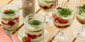 Beitragsbild des Blogbeitrags NEU ENTDECKTE MATCHA-LIEBE + bio zertifizierte Empfehlung! Cremiges Matcha-Tiramisu mit Himbeeren