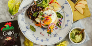 Beitragsbild des Blogbeitrags LIEBLINGSREZEPT FÜR GUTE FERIEN-LAUNE! Kunterbunte Veggie Burger mit Nero Reis und Spiegelei