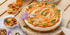 Beitragsbild des Blogbeitrags SOMMERLICHES KUCHENVERGNÜGEN OHNE BACKEN! No Bake Cheesecake mit Mango-Topping