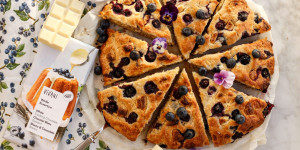 Beitragsbild des Blogbeitrags WENN DER SOMMER ZUM KAFFEEKLATSCH EINLÄDT! Weiße Schokoladen-Heidelbeer-Scones  