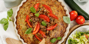 Beitragsbild des Blogbeitrags LEICHTES SOMMERESSEN FÜR ZUCCHINI-FREUNDE! Fluffige Zucchini-Frittata mit Tomaten und Brotwürfel 