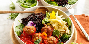 Beitragsbild des Blogbeitrags AROMATISCHE KOMBINATION IN EINER SCHÜSSEL! Nero Reis Bowl mit Fenchel-Fleischbällchen in Tomatensauce